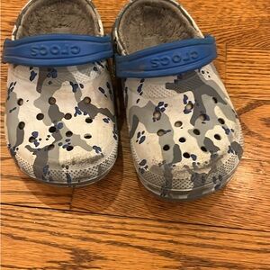 CROCS Kids Camo Slippers - Blue and Gray